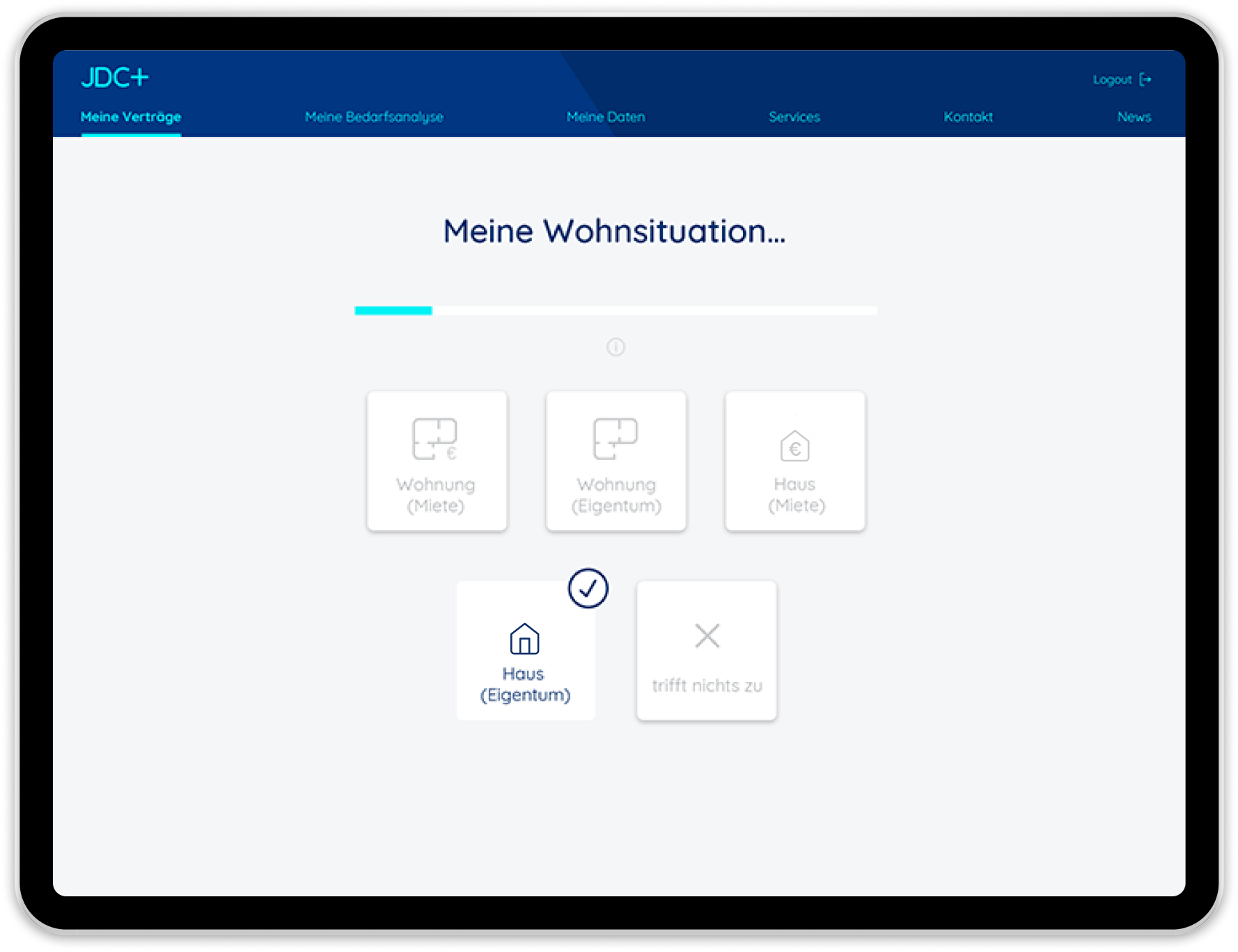 Tablet zeigt Auswahl der Wohnsituation in einer digitalen Versicherungsberatung.